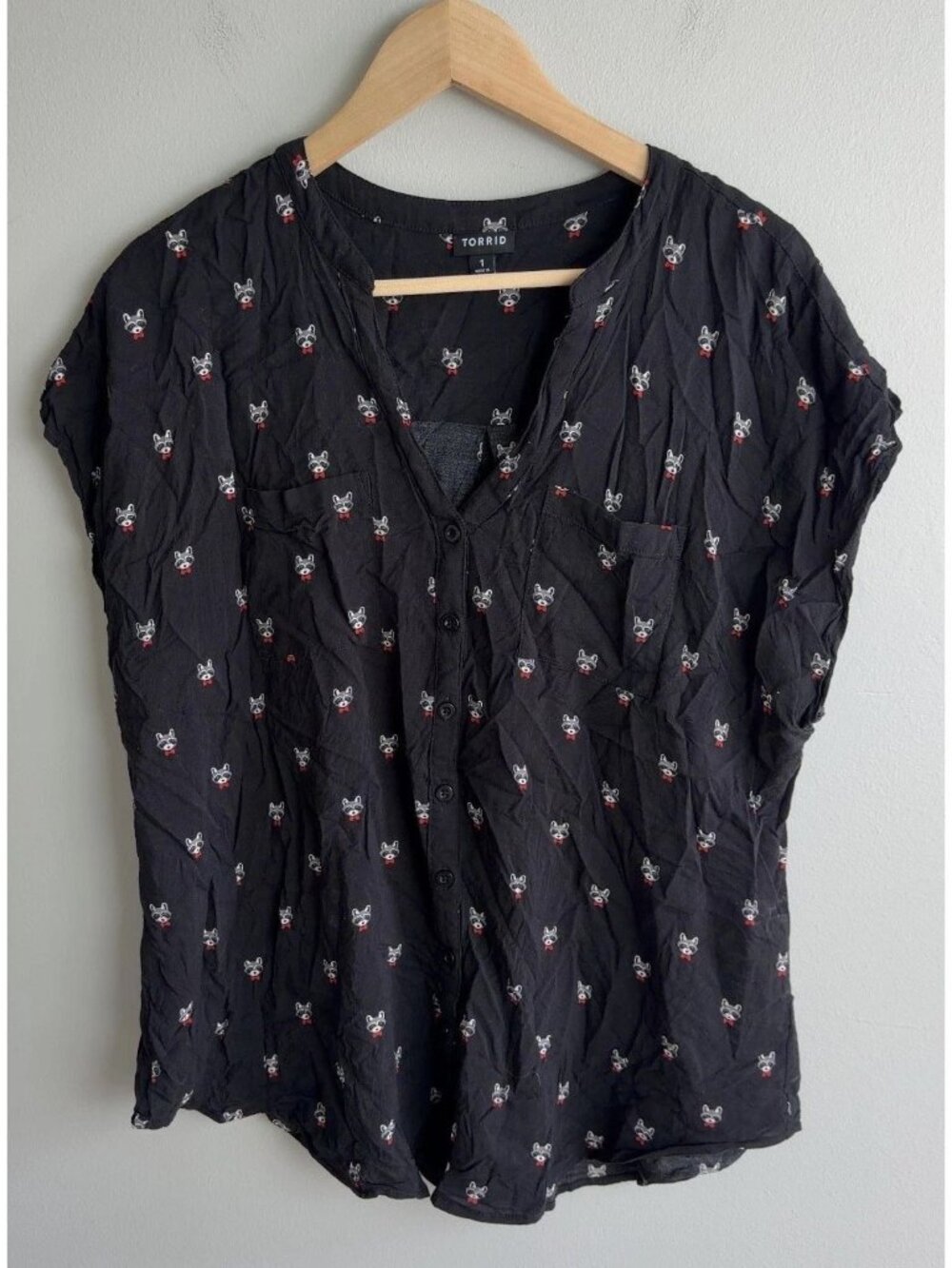 Torrid Black Raccoon Bow Tie Print Rayon Button Front Blouse Plus Size 1 Women’s
